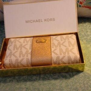 Michael Kors jet set vanilla and gold. Never used